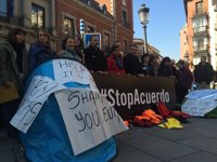 Acampada de ONG frente a Exteriores contra el acuerdo UE-Turquía sobre refugiados