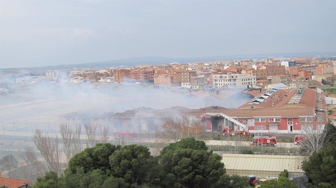 Incendio en la empresa Galletas Asinez, en el barrio de Valdefierro de Zaragoza