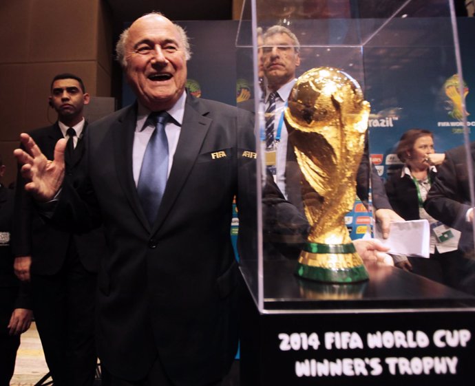 Blatter (FIFA) con el trofeo de la Copa del Mundial