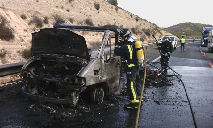 Bomberos apagan incendio de un turismo