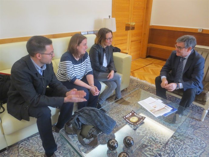 Vicente Guillén se reúne con la Asociación de Prematuros