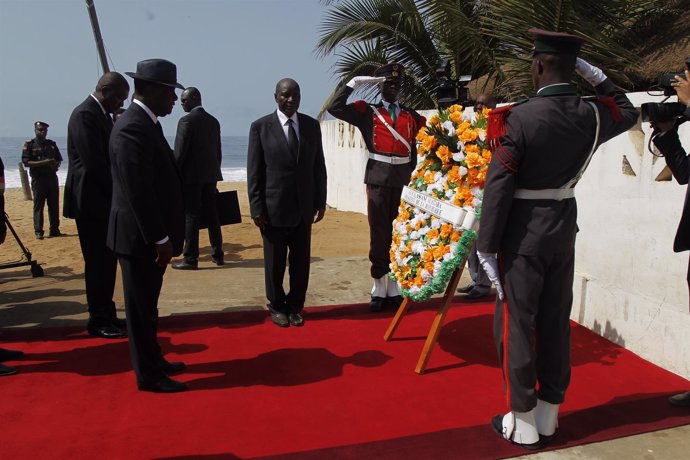 Alassane Ouattara en un homenaje a las víctimas del ataque en Grand Bassam