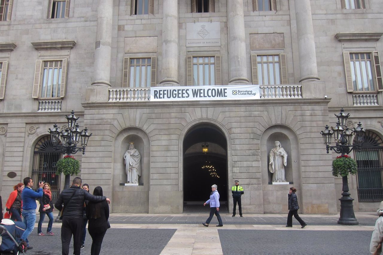Barcelona cuelga un cartel de 'Refugees Welcome' 