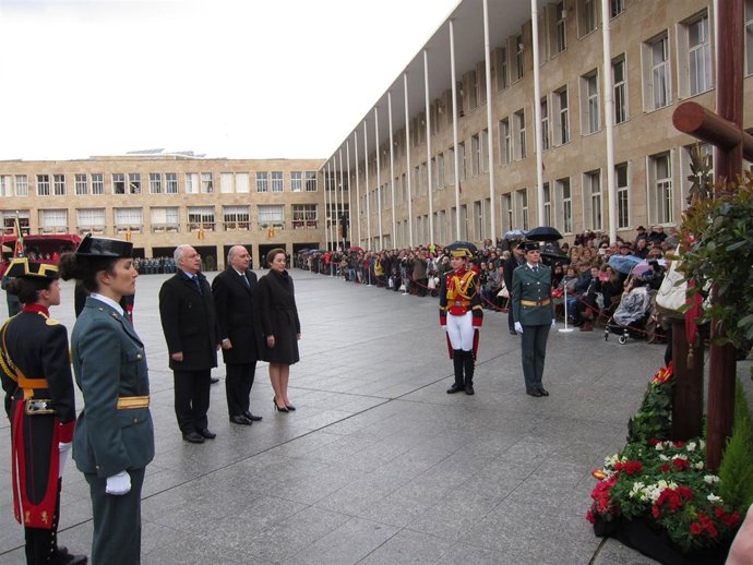 El ministro del Interior con Ceniceros y Gamarra en acto Guardia Civil Logroño