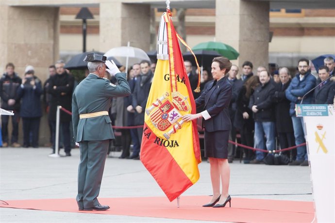 Gamarra entrega bandera de España a Guardia Civil de La Rioja