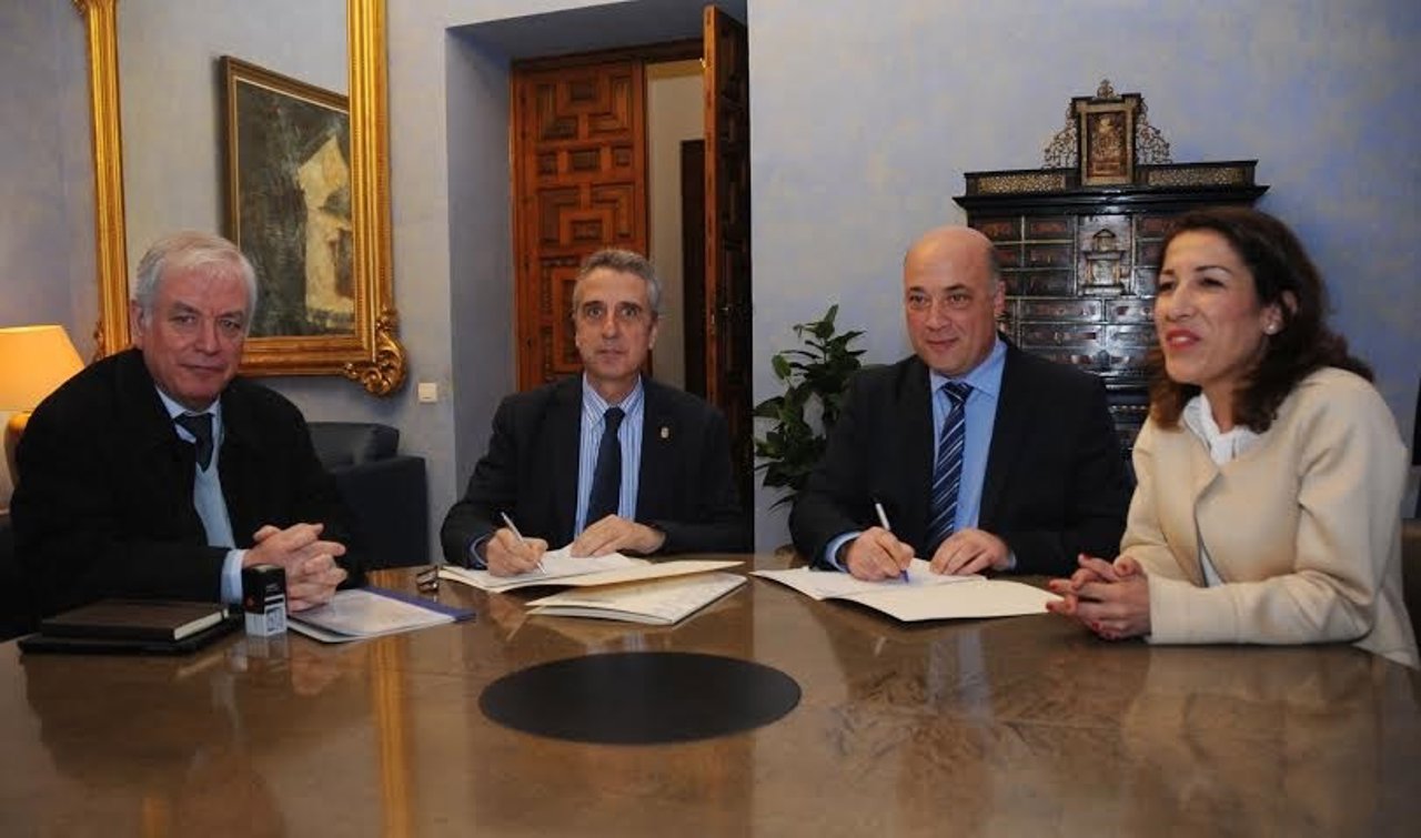Antonio Ruiz y Juan Pérez (centro) suscriben el convenio