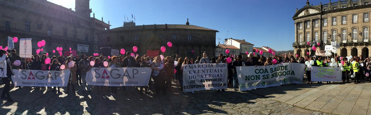 Protesta de trabajadores eventuales del Sergas en Santiago
