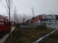 Los bomberos terminarán de extinguir el fuego este martes