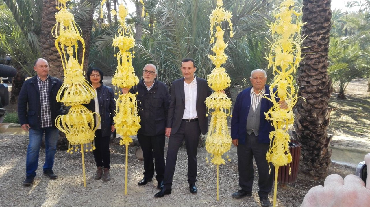 El alcalde, segundo por la derecha, con una de las palmas para autoridades