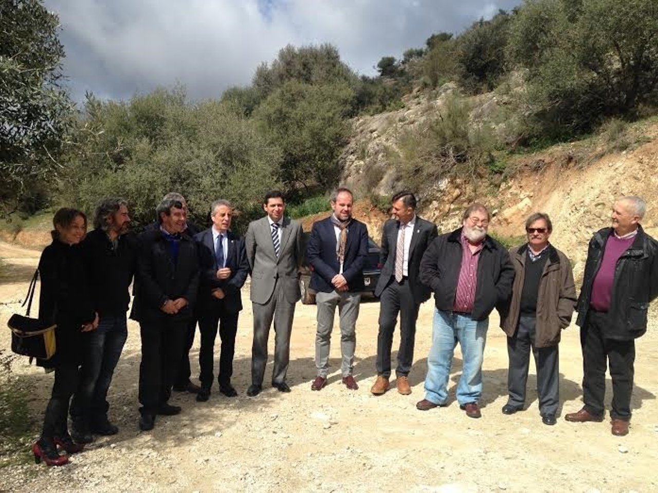 Márquez y Algar (centro) en la entrada de la Cueva del Ángel en Lucena