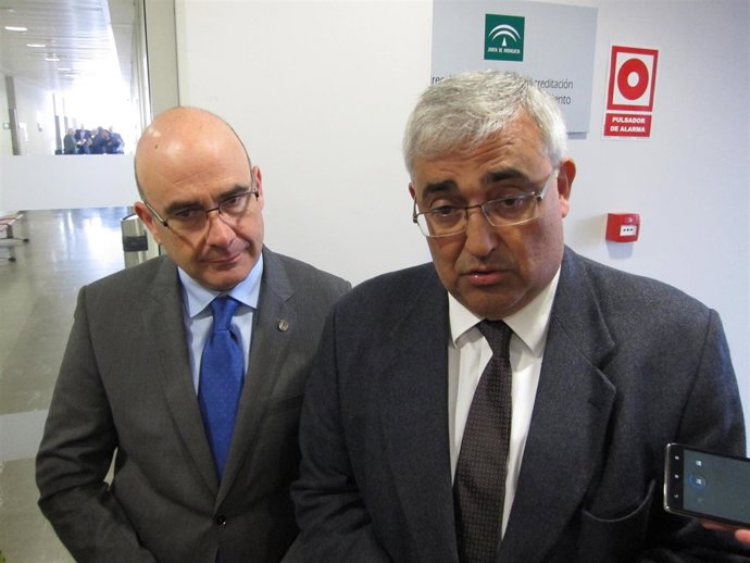 Ramírez de Arellano (dcha.) atiende a los periodistas