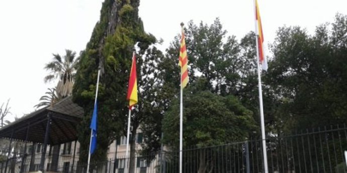 Imagen de la bandera europea a media asta en Castellar del Vallès 