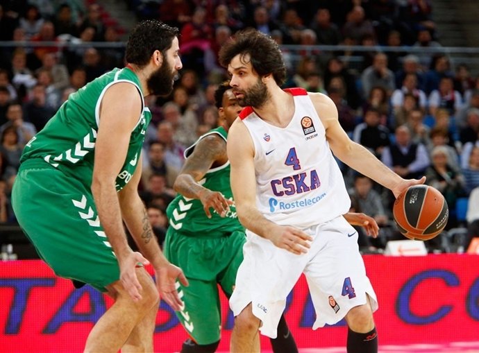 Bourousis defiende a Teodosic en el Laboral Kutxa-CSKA