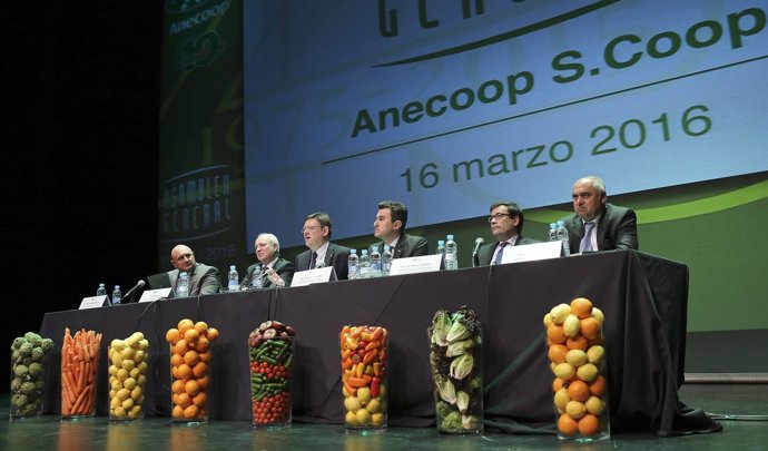 Ximo Puig en la clausura de la asamblea general de Anecoop