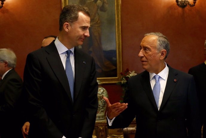 El Rey Felipe VI habla con el Presidente de Portugal, Marcelo Rebelo de Sousa