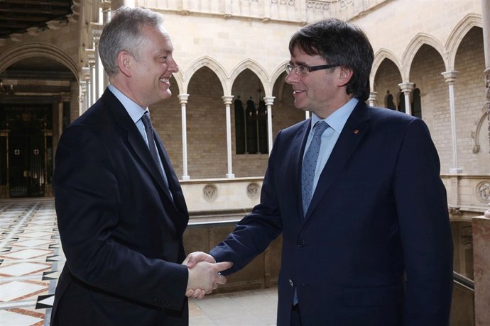 Puigdemont se reúne con el embajador Simon Manley