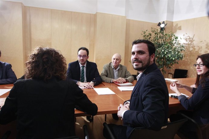 Alberto Garzón se reúne con los negociadores del PSOE