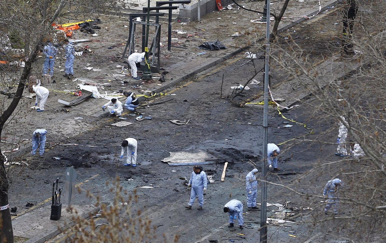Investigadores en el lugar del atentado en Ankara