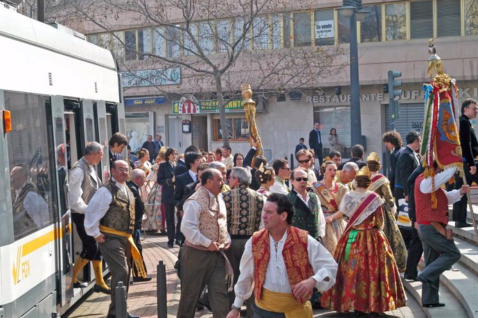 Falleros en el metro