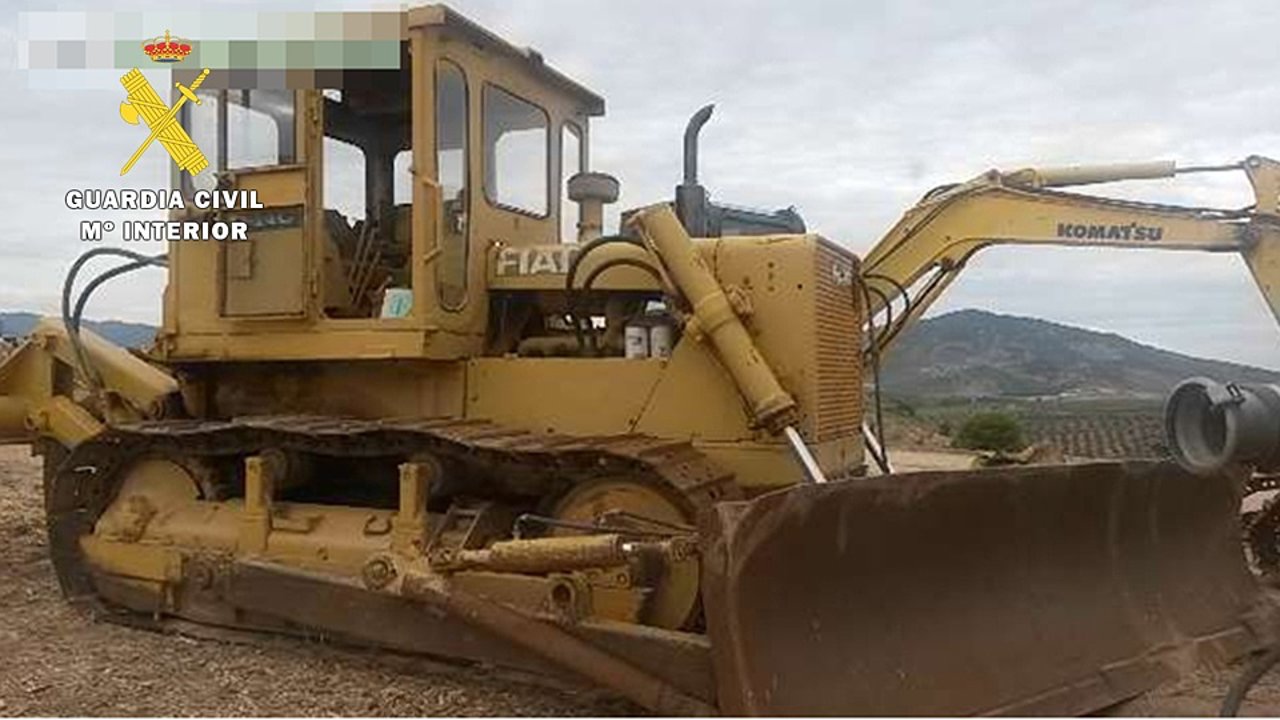 Máquina explanadora recuperada por la Guardia Civil. 