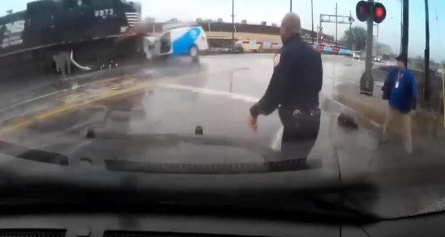 Tren arrastra furgoneta a su paso