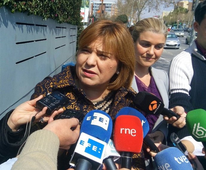 Isabel Bonig ante los medios en Alicante