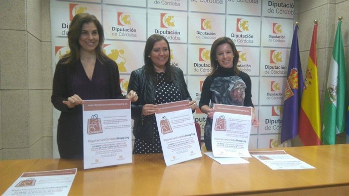 Carrillo (centro) durante la presentación de la convocatoria