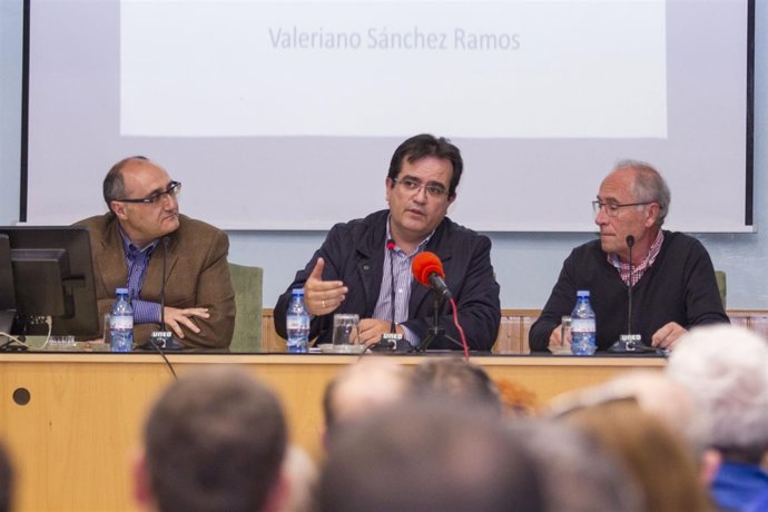 El diputado de Cultura ha presentado al historiador Valeriano Sánchez Ramos.
