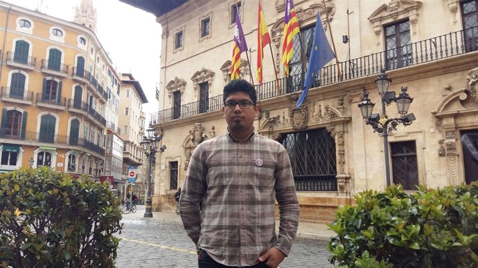 El concejal Aligi Molina con la bandera de Europa a media asta