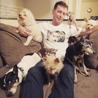Este hombre dedica su vida a adoptar animales viejos que nadie quiere