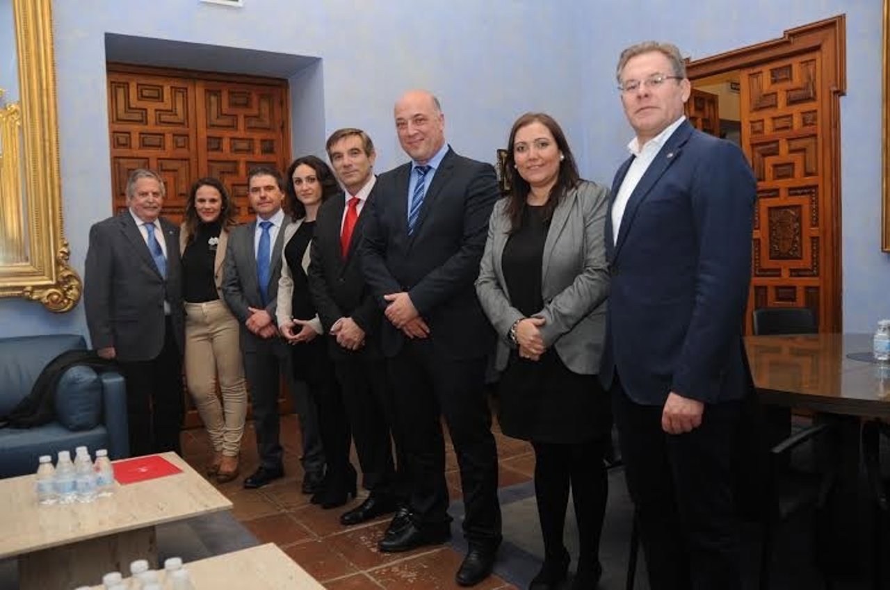 Antonio Ruiz (centro) durante la firma del protocolo de actuación