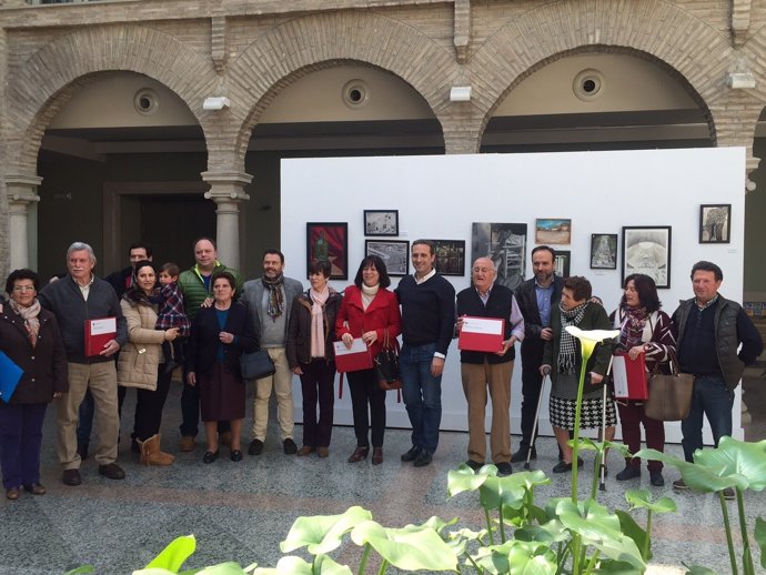 Participantes en la firma de escrituras de viviendas de Vadillo Castril.