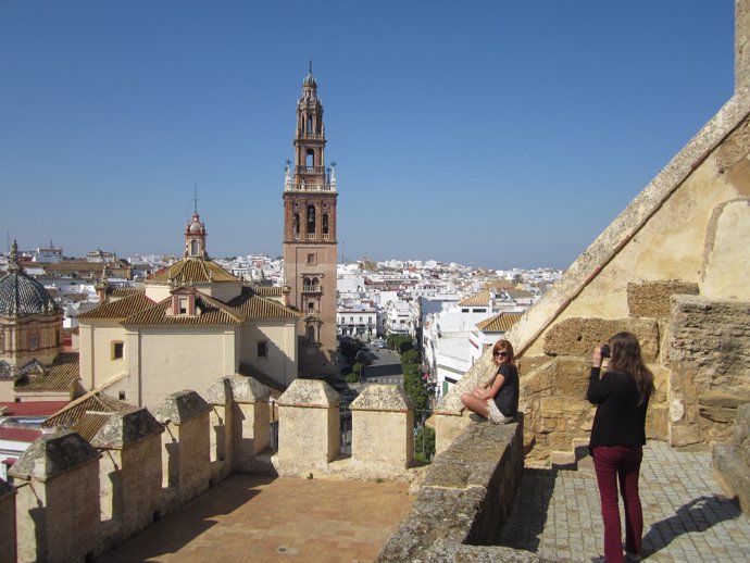 Turistas en Puerta de Sevilla en Carmona