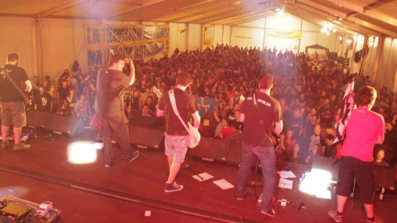 Acutación de Skama La Rede en el Conciertu Pola Oficialidá. 