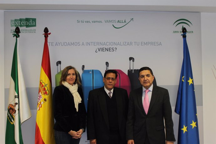 Vanessa Bernad, de Extenda, con el cónsul de Cuba en Sevilla, Alejandro Castro