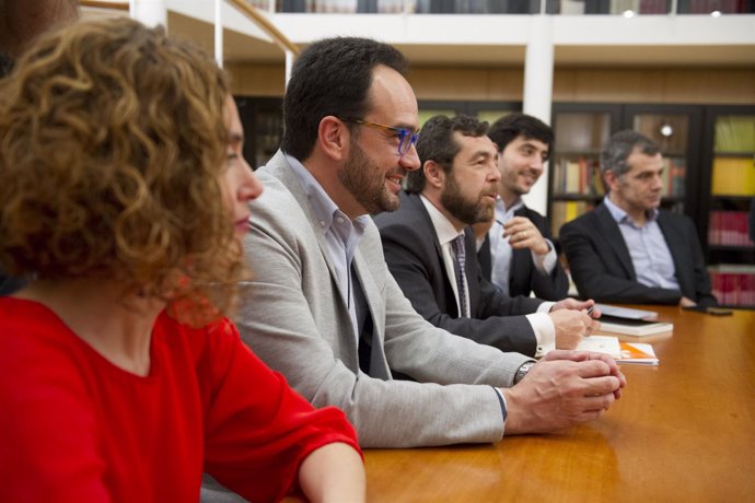 Los negociadores del PSOE y Ciudadanos, en una reunión conjunta