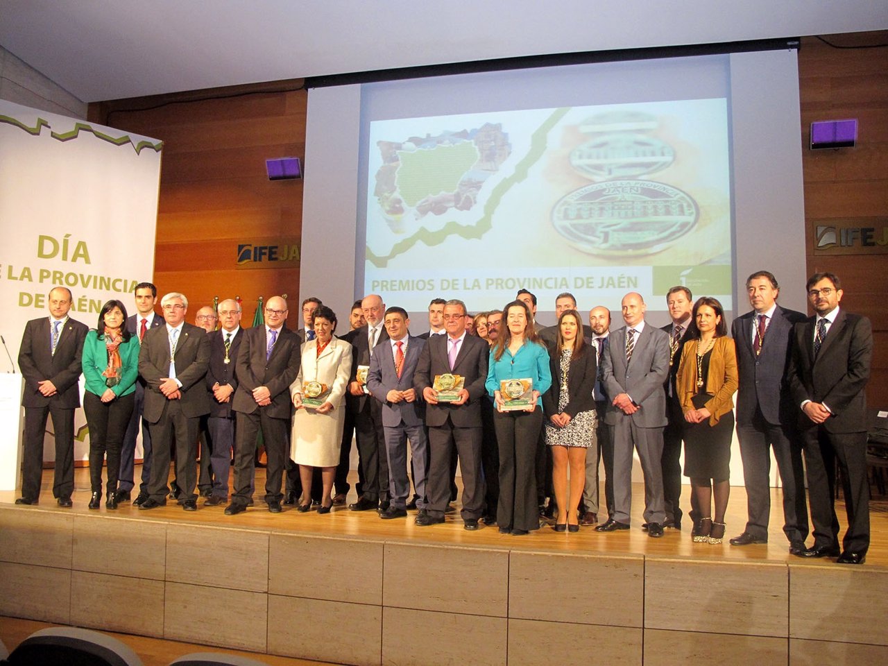 Foto de familia de los premiados y miembros de la Diputación.