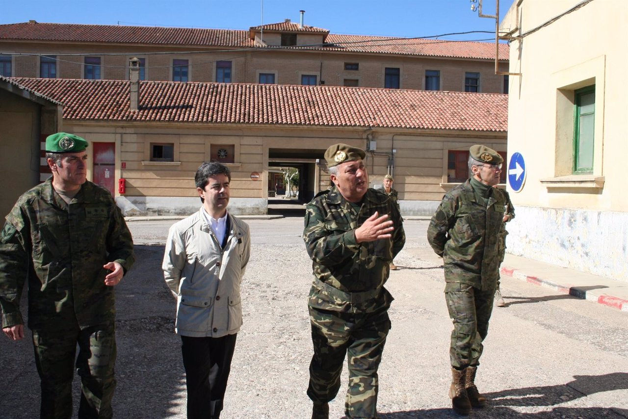 El alcalde de Huesca en una visita al acuartelamiento