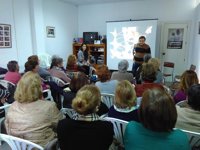 Mujeres de Villafranca (Córdoba) acuden al taller 'Osteoporosis: una enfermedad de todos'