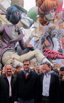 Sánchez, junto a Calabuig y Puig, el año pasado en su visita a las Falla