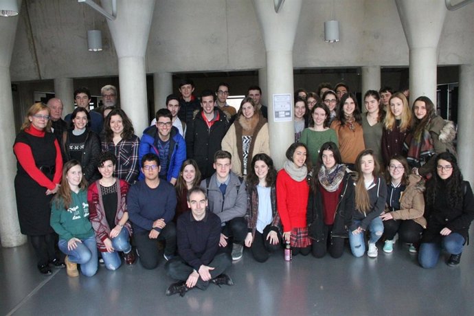 Alumnos participantes en la Olimpiada de Química con profesores.