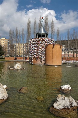 La instalación artistíca Colores al viento cubre la fuente del Parque del Mundo.