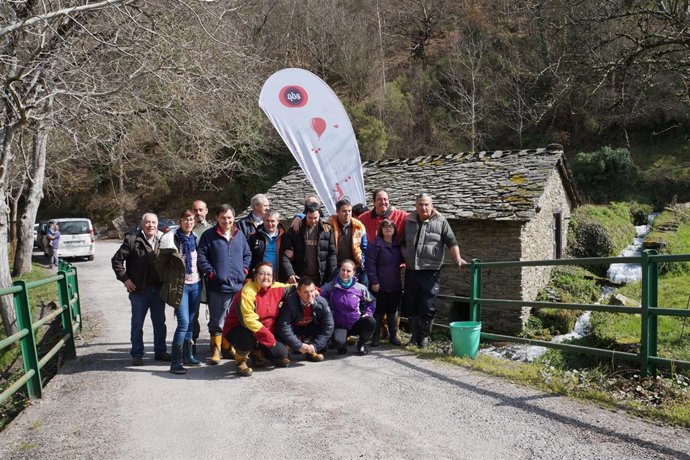 Los alumnos antes de la suelta de 4.000 truchas. 