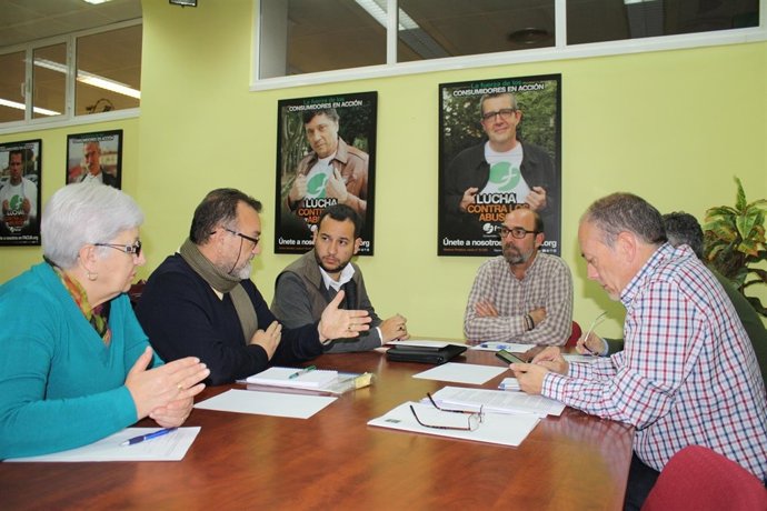 Rojas, con representantes de consumidores, sindicatos y vecinos