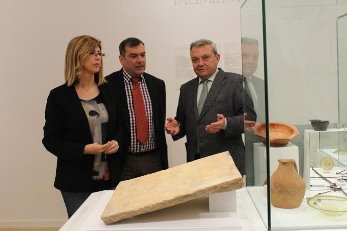 Alcalde (dcha.) durante la presentación de la exposición