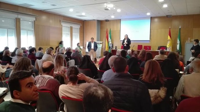 Luna (centro) explica la orden de subvenciones