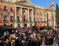 Centenares de personas se concentran frente al Ayuntamiento de Murcia contra la moción laica de Cambiemos