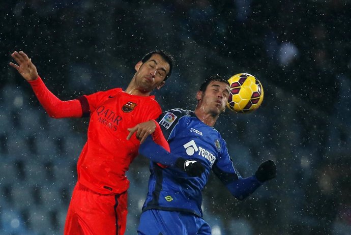 Sergio Busquets y Álvaro Vázquez pelean por un balón en el Coliseum