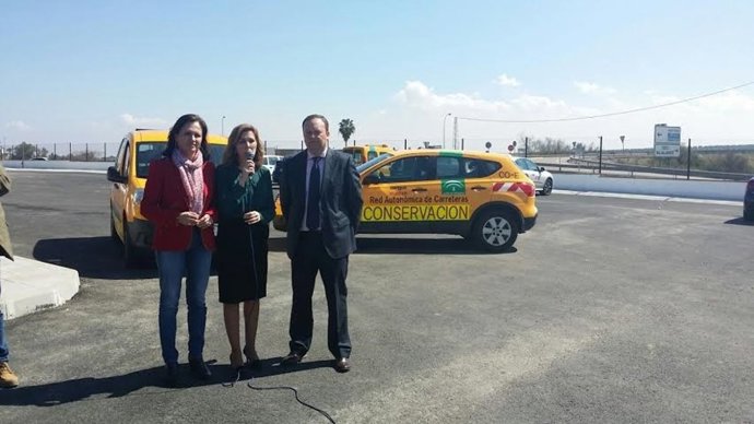 Huertas (dcha.) y Vioque (izda.) durante la visita al centro de Montoro