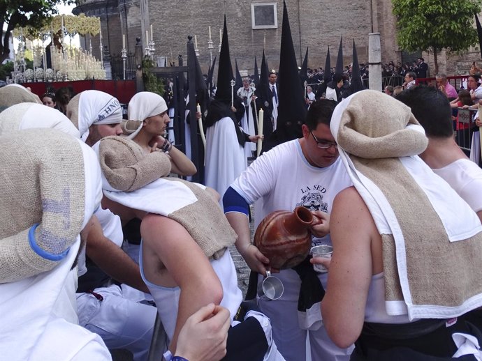 Costaleros de la Semana Santa de Sevilla